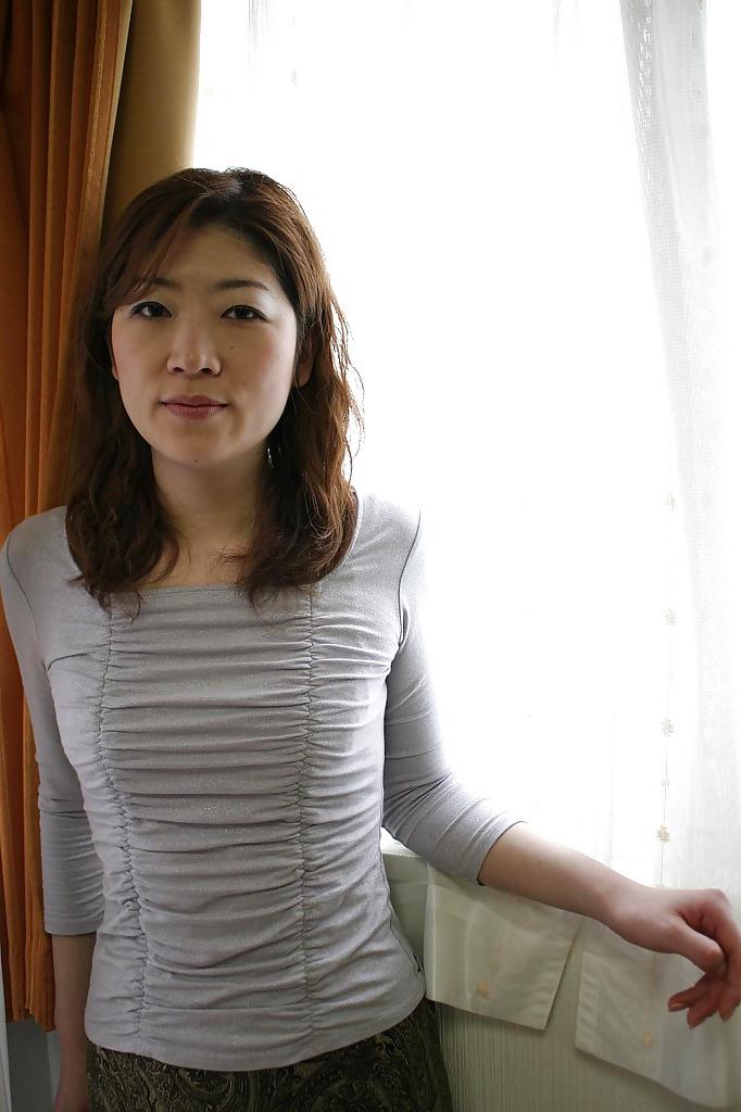 16P Asian MILF Miwa Nakazaki gets bottomless and has some pussy vibing fun