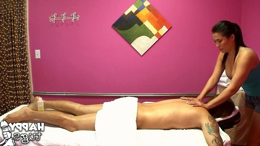 16P London Keys macht eine Massage, zu der auch Schwanzlutschen gehört