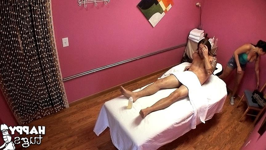 16P London Keys macht eine Massage, zu der auch Schwanzlutschen gehört