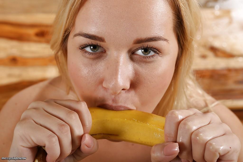 16P Euro babe Nikki Dream toying shaved teen pussy until warm pee flows