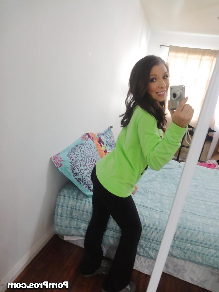 16P New self shot picture gallery compliments of Latina babe Sasha Hall