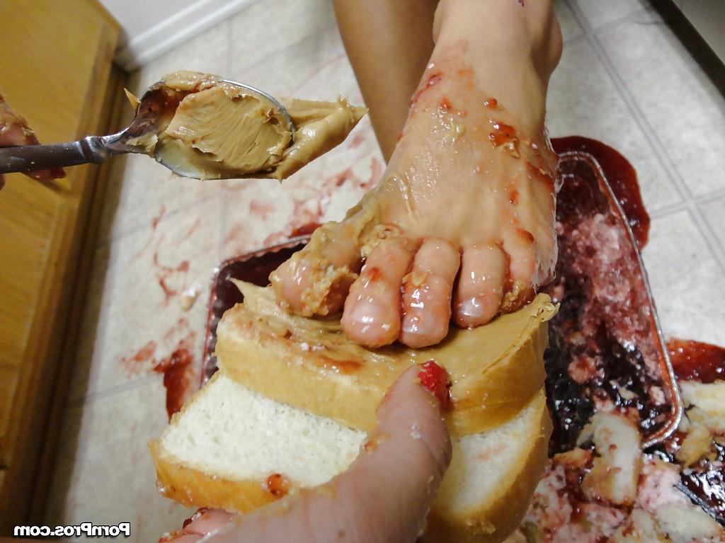 16P Teen dykes Holly Michaels and Stephanie Moretti cover their feet in jam