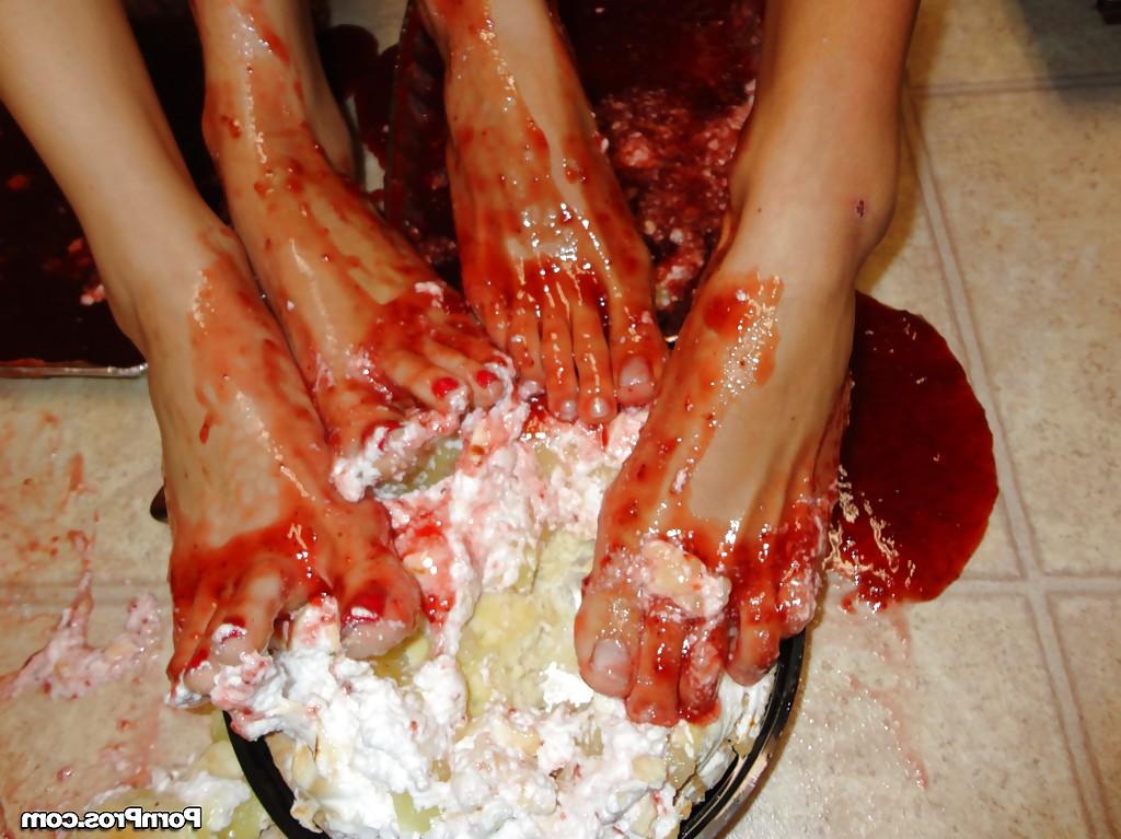 16P Teen dykes Holly Michaels and Stephanie Moretti cover their feet in jam