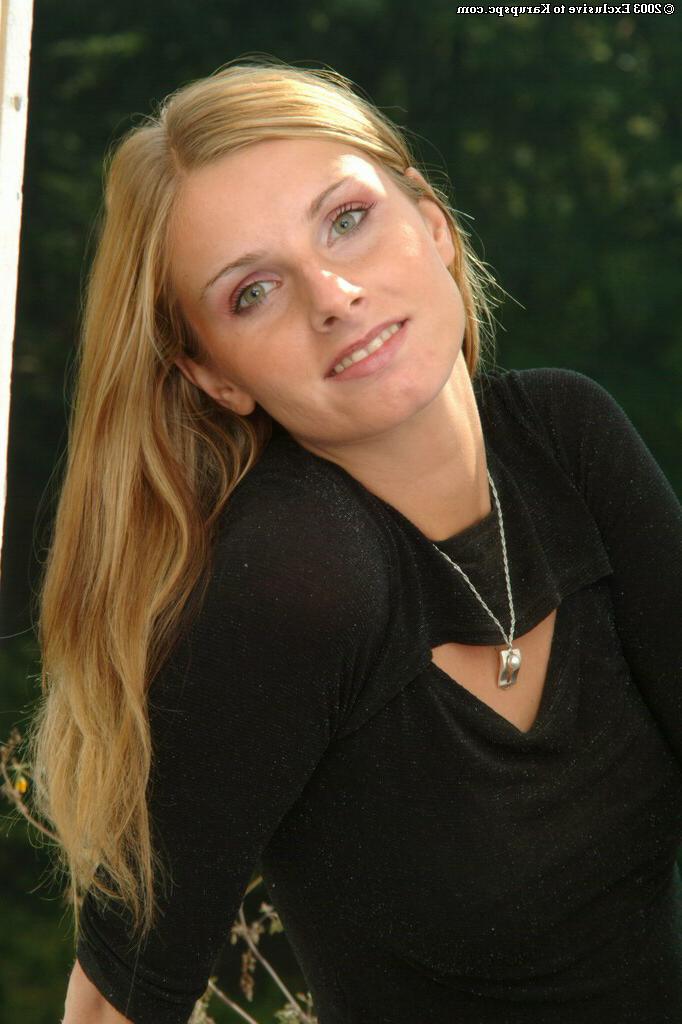 16P Blonde teen Ola is showing her shaved pussy on a window