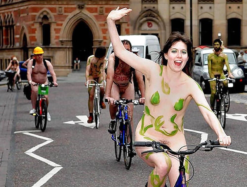 25P Nudist Fun