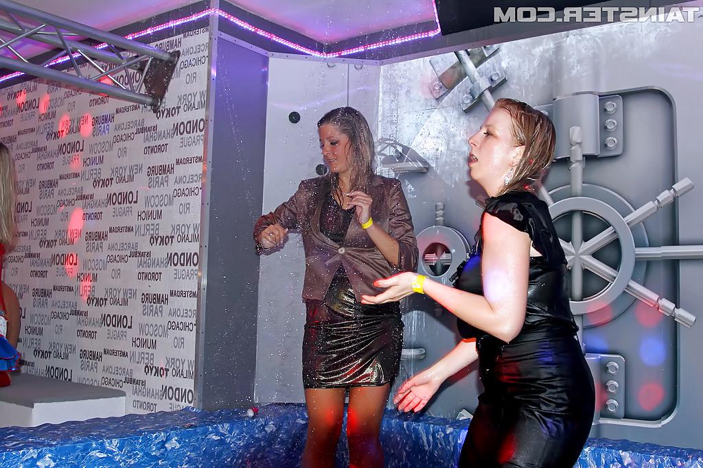 16P Stupendous chicks have a wild groupsex with male strippers at the club party