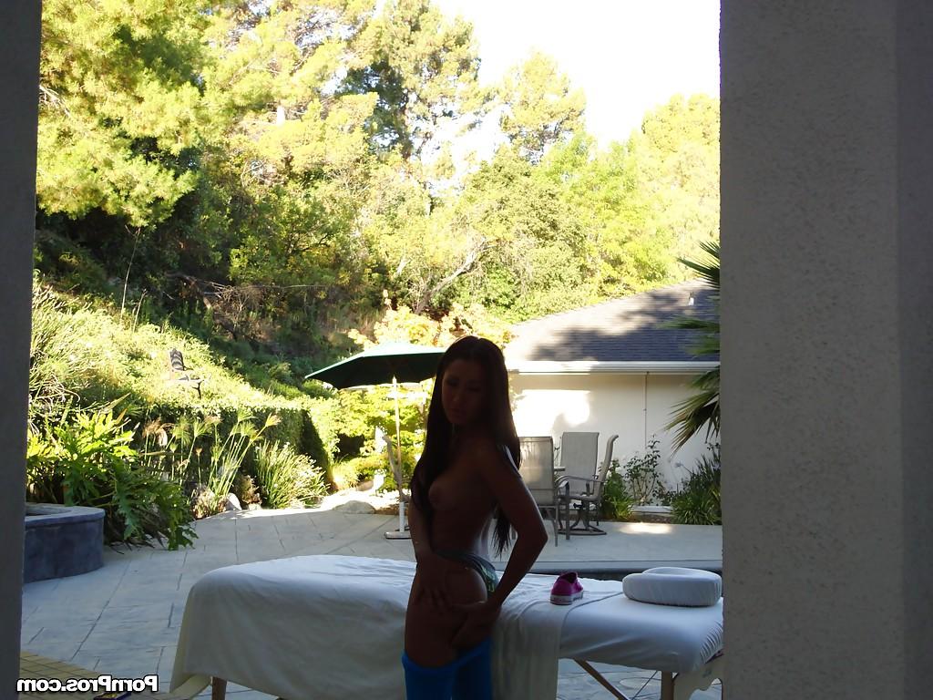 16P Asian beauty Amia Miley peels off yoga clothes before sleeping on massage bed