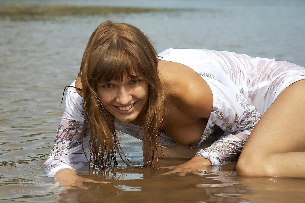 16P Teen girl Alena gets her pussy wet in "La gota"