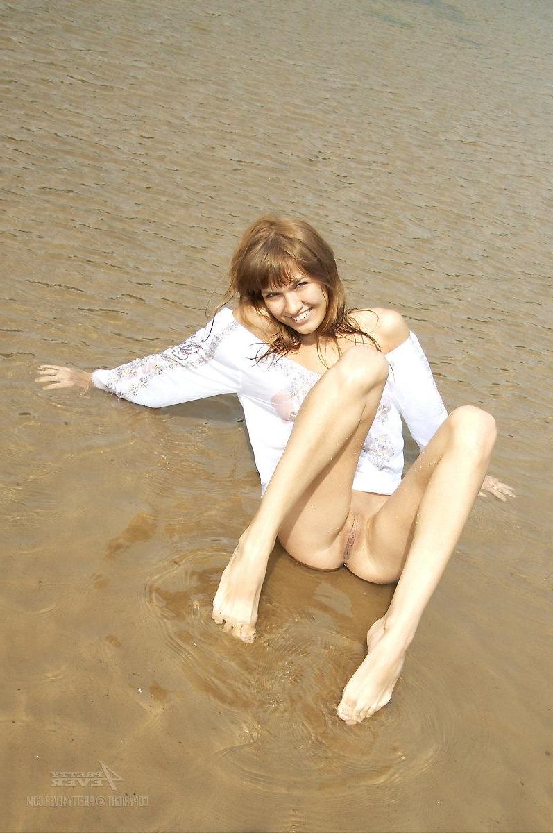 16P Teen girl Alena gets her pussy wet in "La gota"