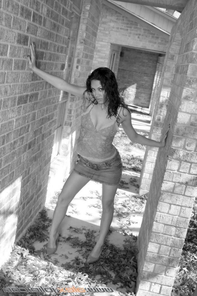 15P Pictures of Alex Jolie going topless in black and white