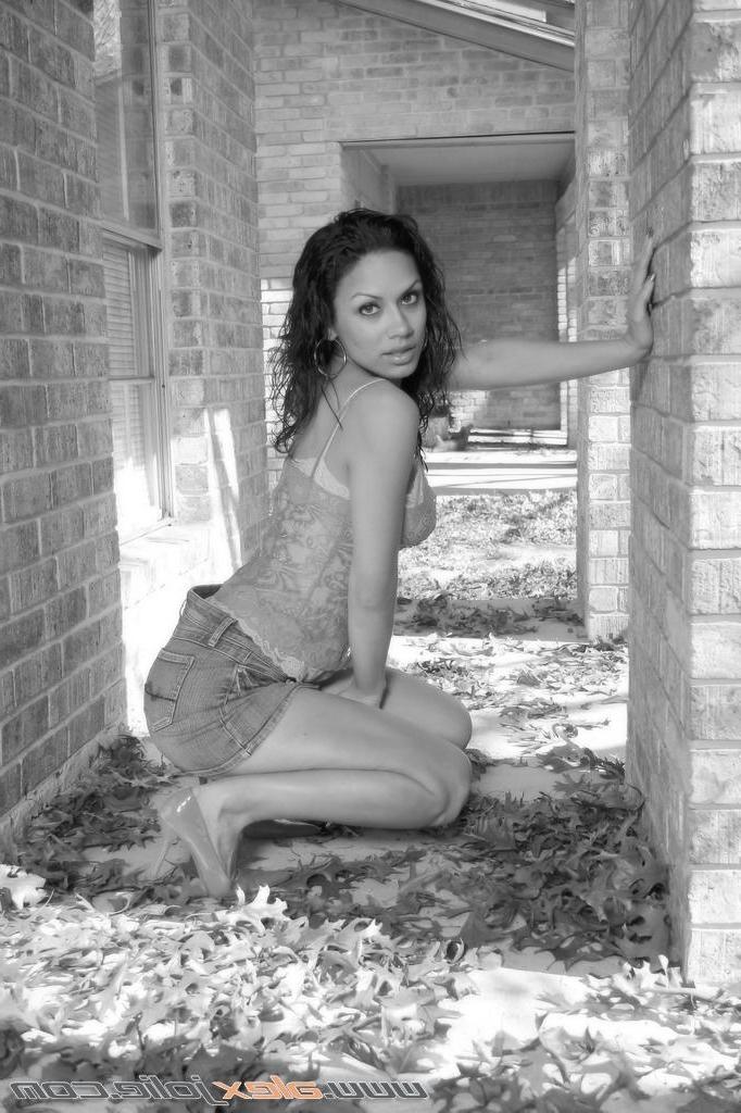 15P Pictures of Alex Jolie going topless in black and white