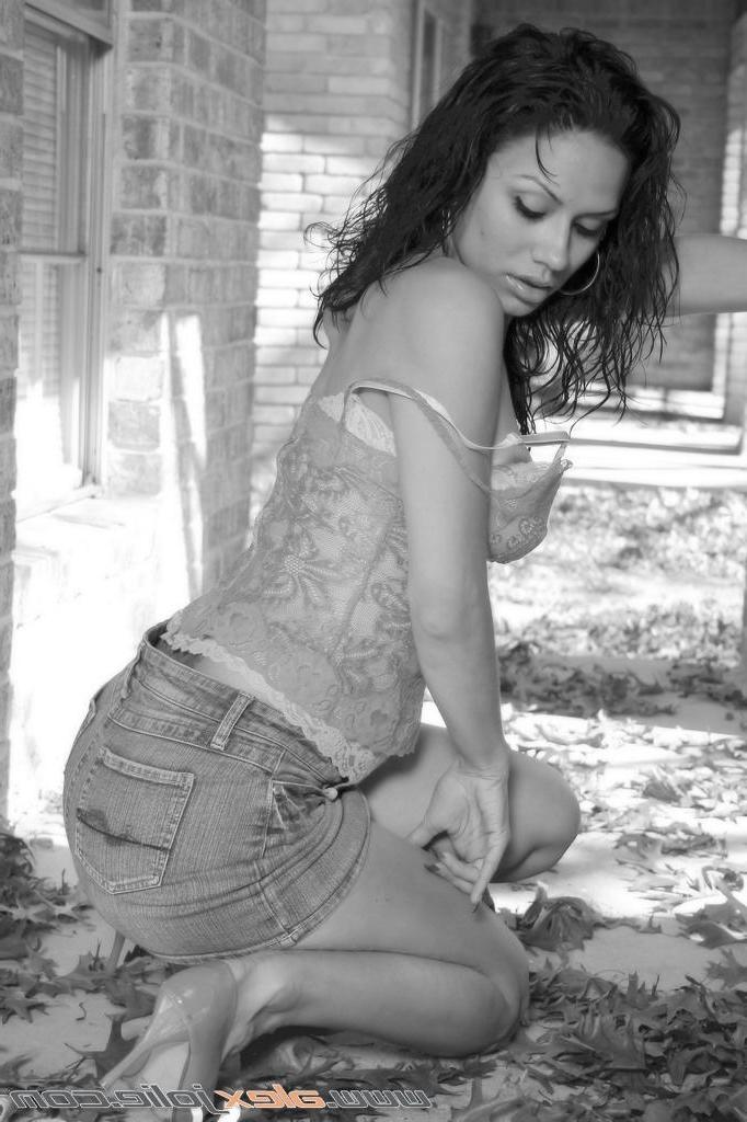 15P Pictures of Alex Jolie going topless in black and white