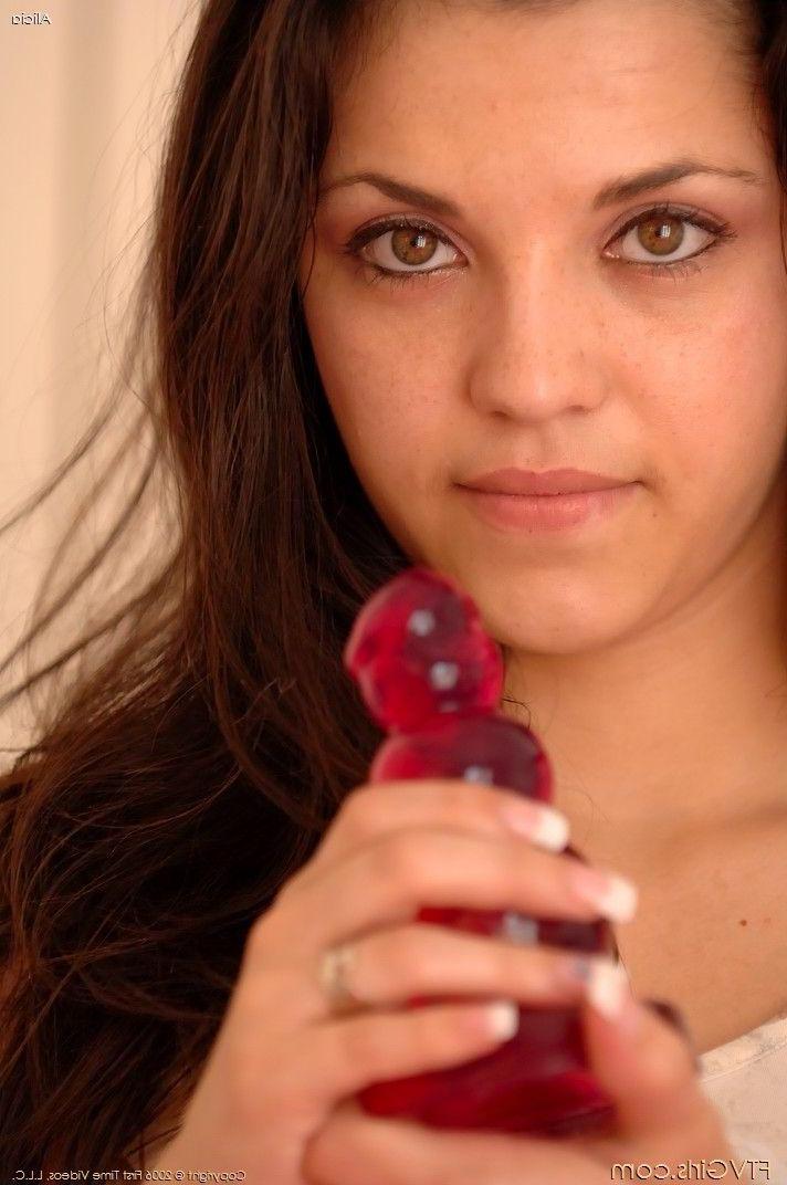 20P Pictures of Alicia playing with her wet pussy