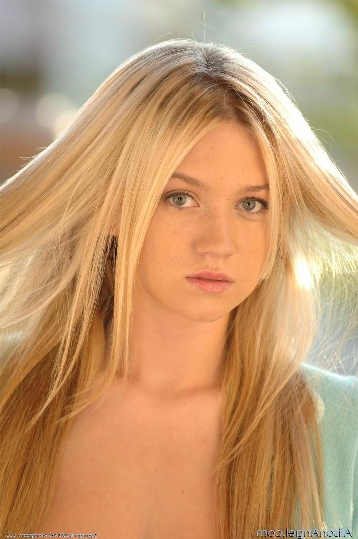 20P Pictures of Alison Angel\'s pussy