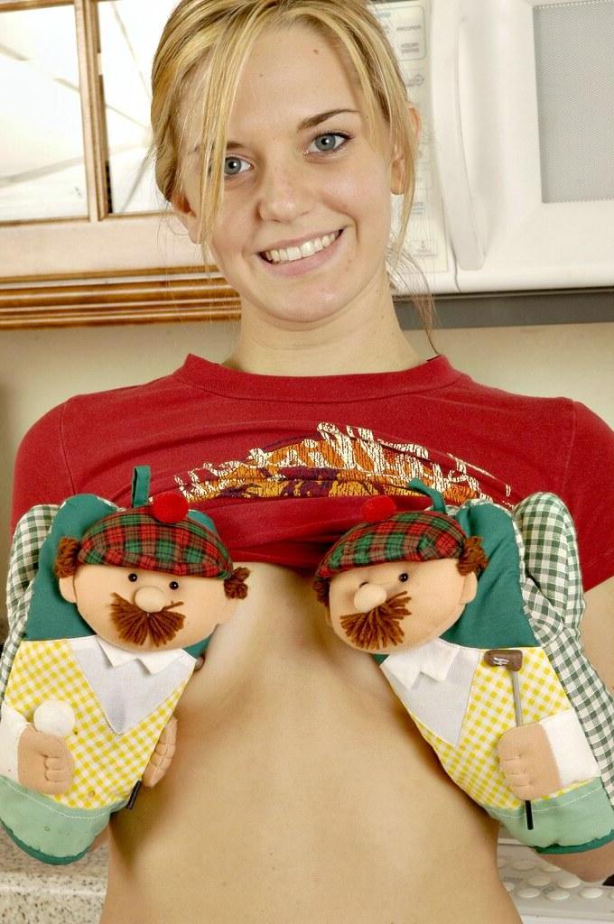 16P Pictures of All About Ashley masturbating while cooking