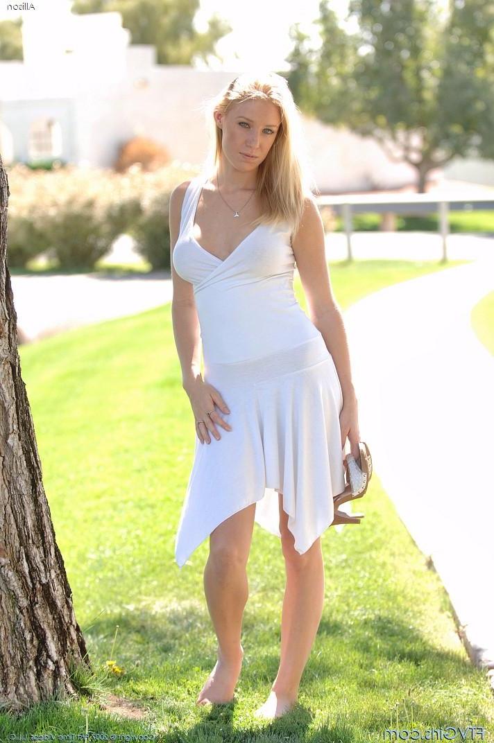 20P Blond teen gives you some flashes outside