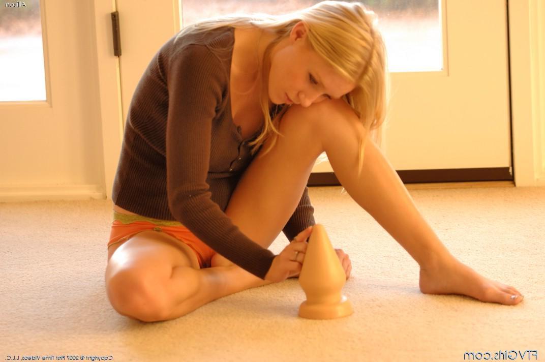 20P Pictures of a blonde teen shoving huge stuff inside her pussy