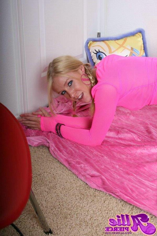16P Pictures of teen amateur Allie Pierce spreading her legs just for you