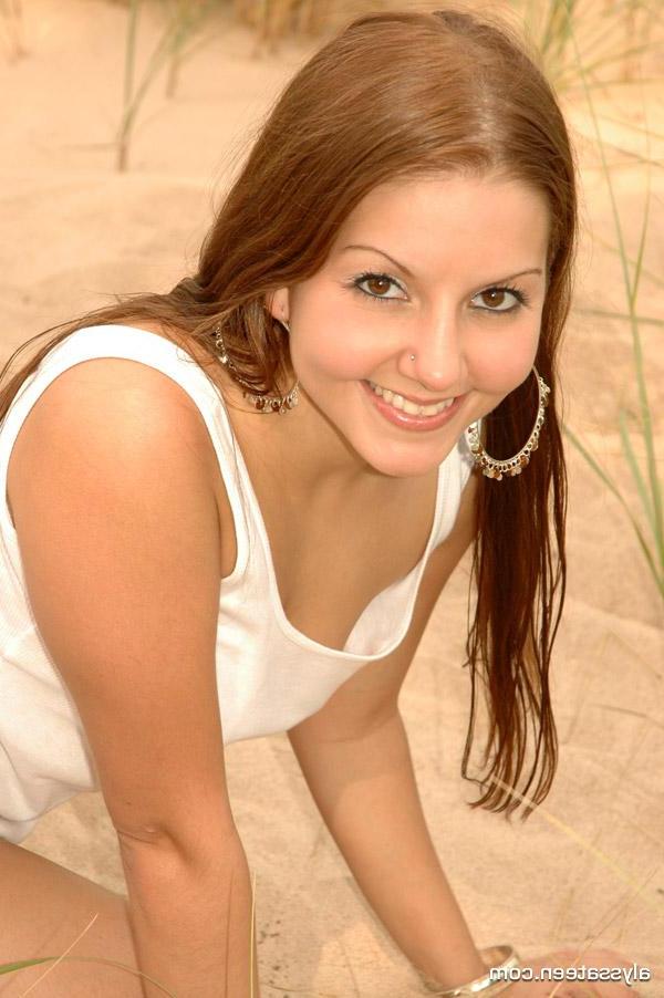 15P Pictures of teen hottie Alyssa Teen making herself all soaking wet