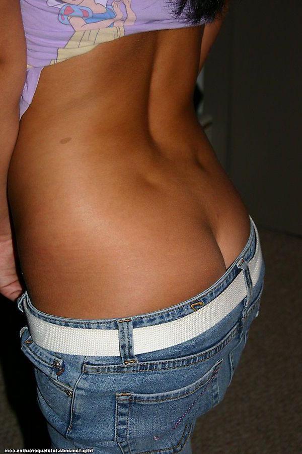 20P Pictures of teen cutie Amanda pulling down her jeans