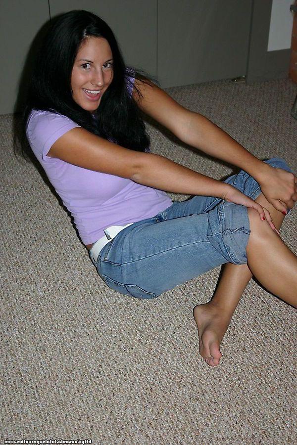 20P Pictures of teen cutie Amanda pulling down her jeans