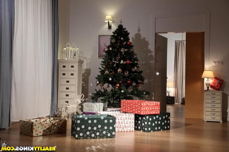 20P Amarna Miller, Blanche Bradburry and Tricia Teen enjoy a Christmas orgy
