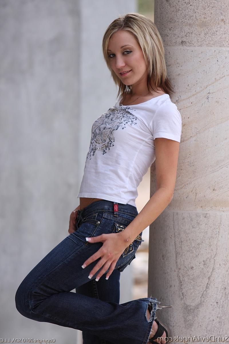 15P Pictures of Amy Brooke in her very first porn shoot