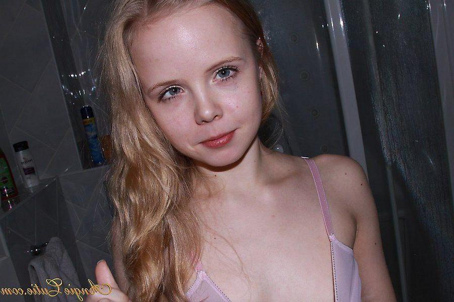 20P Pictures of teen model Angie Cutie getting all wet for you