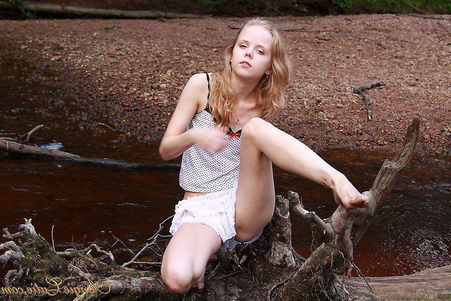 20P Pictures of teen star Angie Cutie getting naked and wet