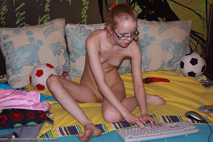 20P Pictures of teen cutie Angie playing with her laptop