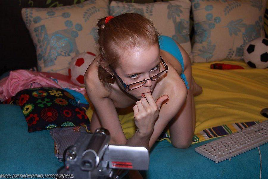 20P Pictures of teen cutie Angie playing with her laptop