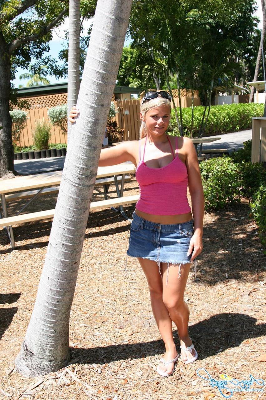 15P Blonde teen Ann Angel gets naughty at the Seaquarium