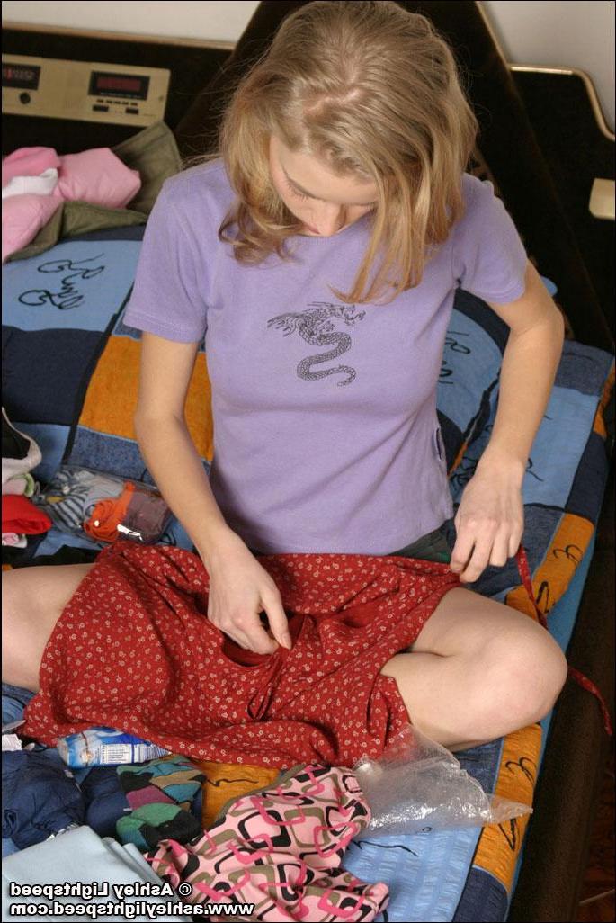 20P Pics of Ashley Lightspeed changing her clothes