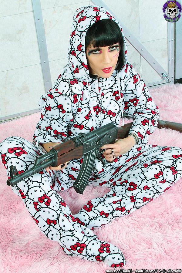 15P Gunned-up goth teen Asphyxia Noir rocking her Hello Kitty onesie