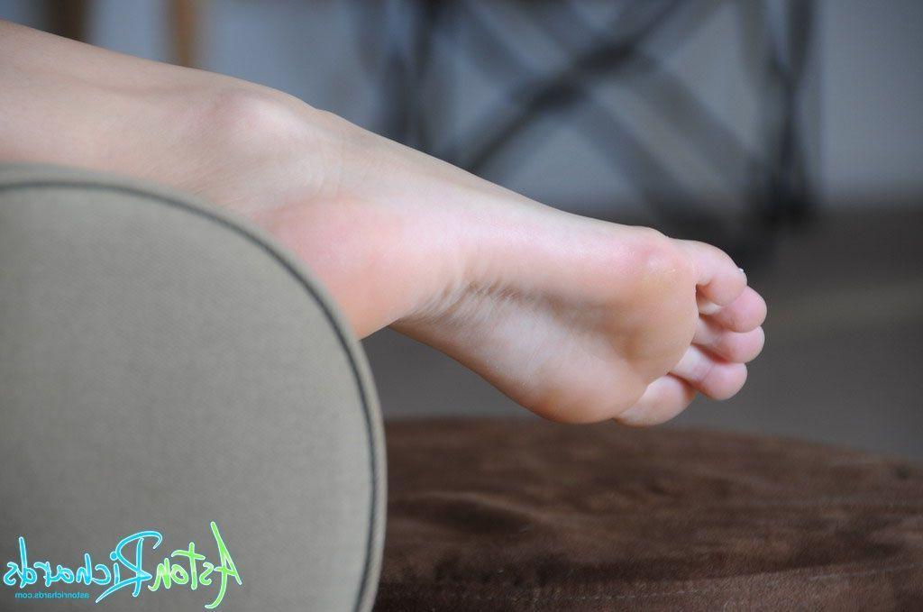 20P Pictures of teen Aston Richards showing her pretty boobs and feet