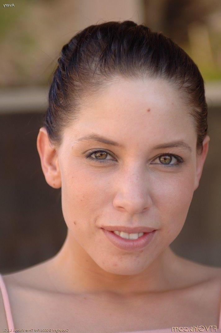 20P Pictures of Avery getting her pussy all wet for you