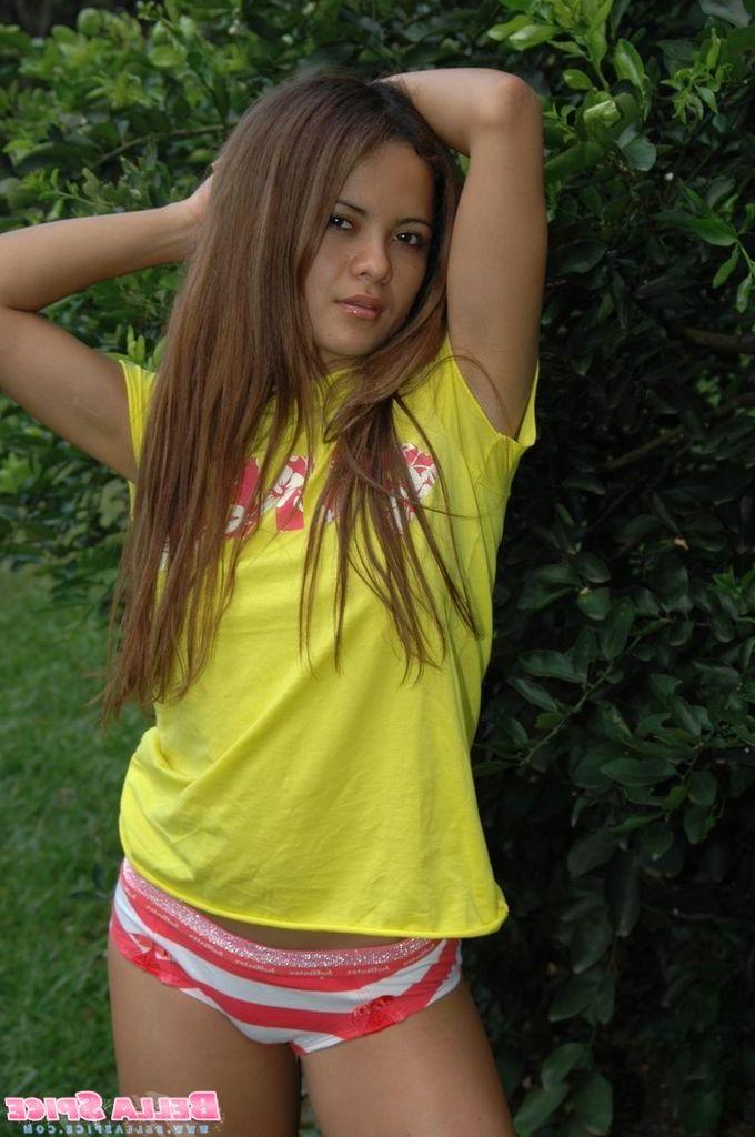20P Pictures of a latina teen showing her tits and ass in the grass