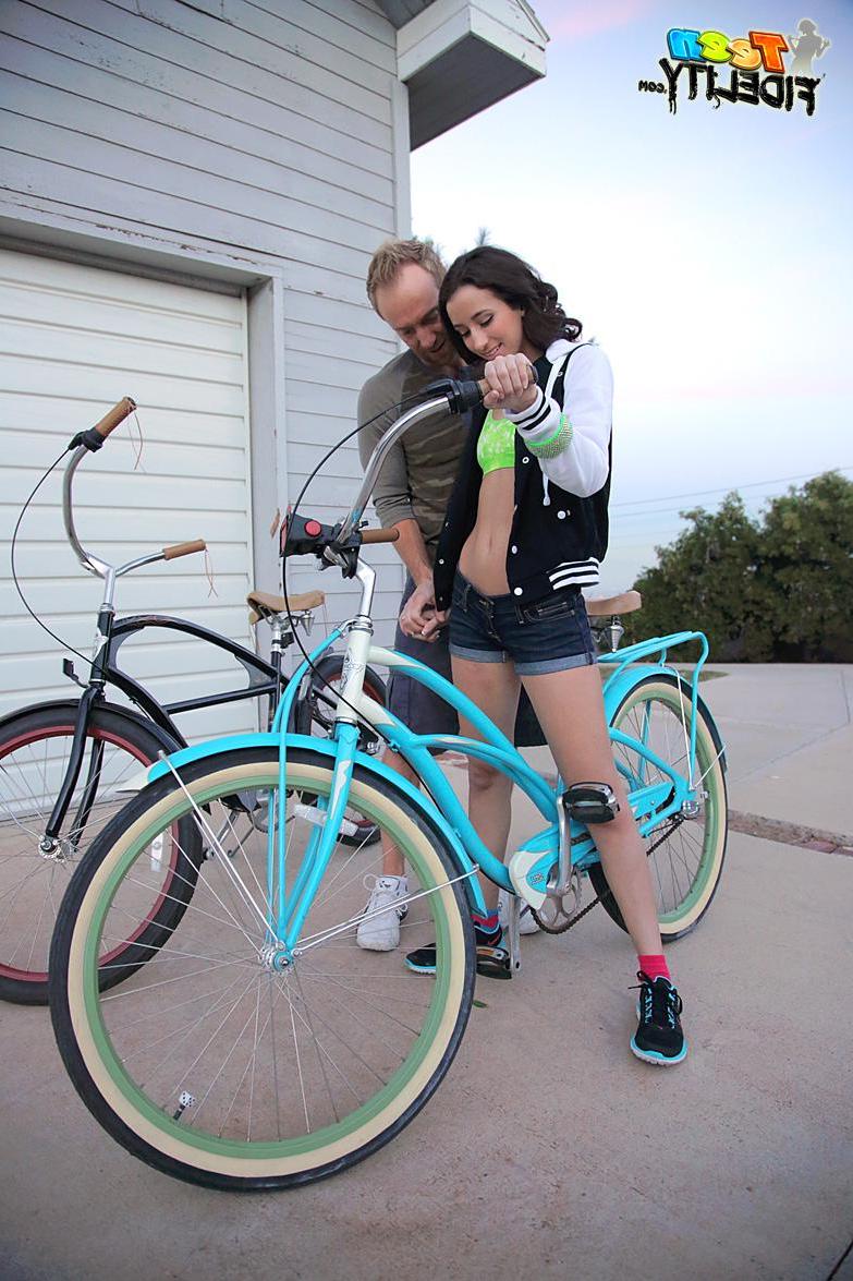 16P Hot coed Belle Knox gets fucked after a bike ride