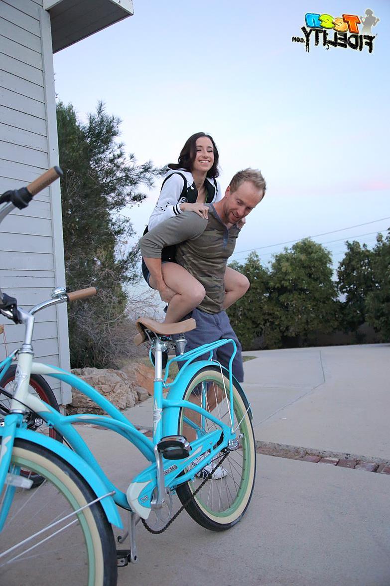 16P Hot coed Belle Knox gets fucked after a bike ride