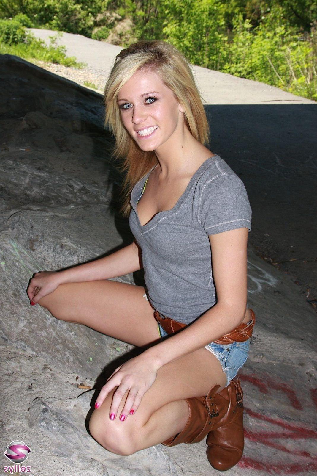 15P Pictures of a stunning blonde teen teasing with her hotness