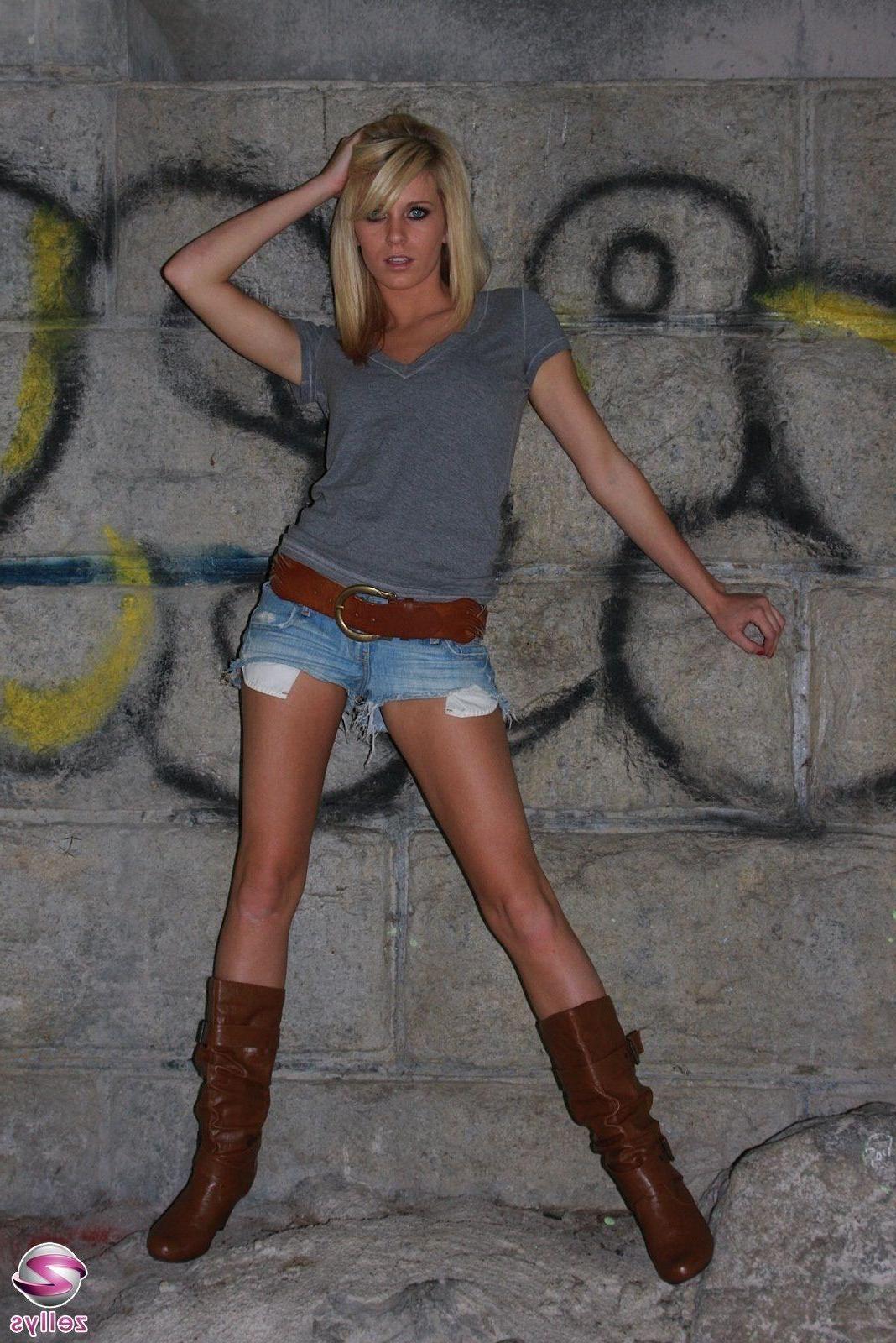 15P Pictures of a stunning blonde teen teasing with her hotness