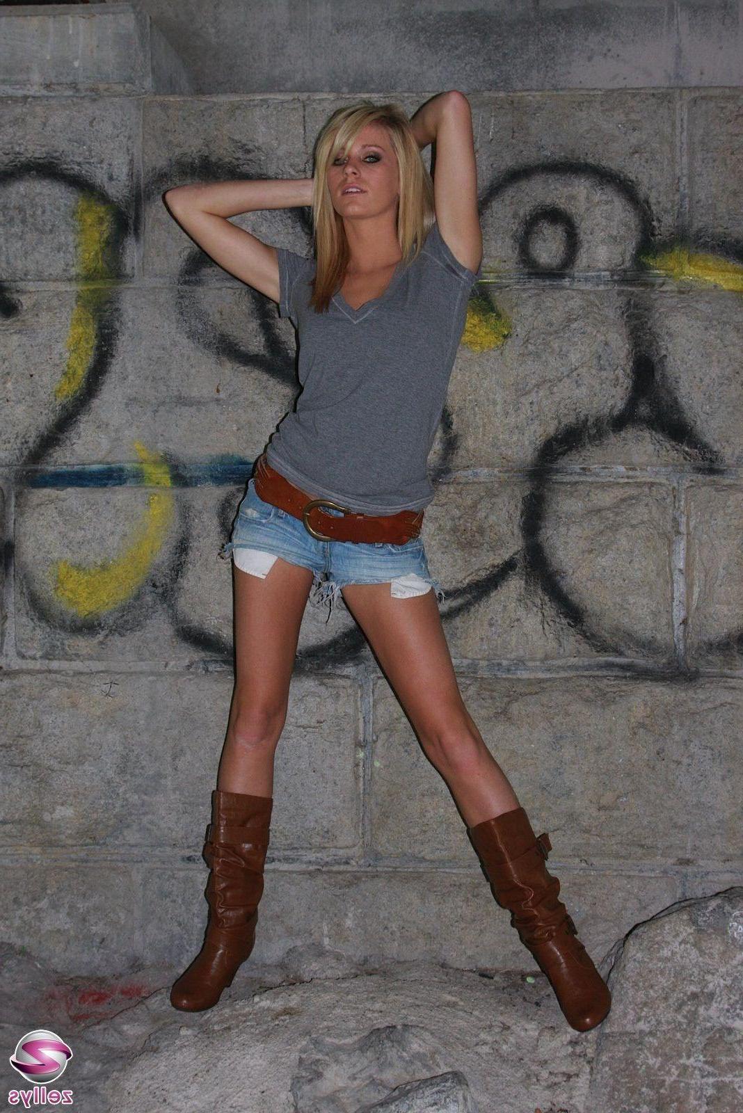 15P Pictures of a stunning blonde teen teasing with her hotness