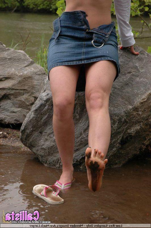 17P Pictures of teen Callista Model showing her ass outside