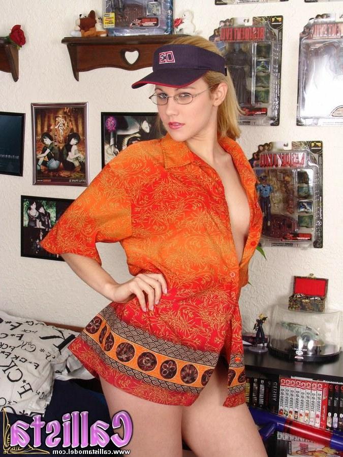 20P Photos de la jeune fille porno Callista Model traînant dans sa chambre