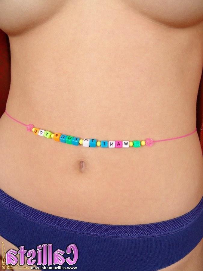 20P Photos de la jeune fille porno Callista Model traînant dans sa chambre