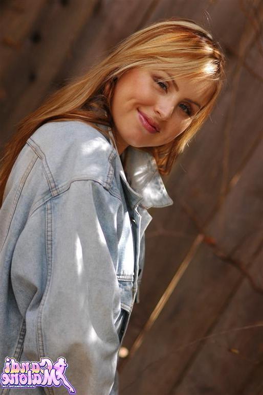 15P Pictures of Candi Malone popping out of a shirt