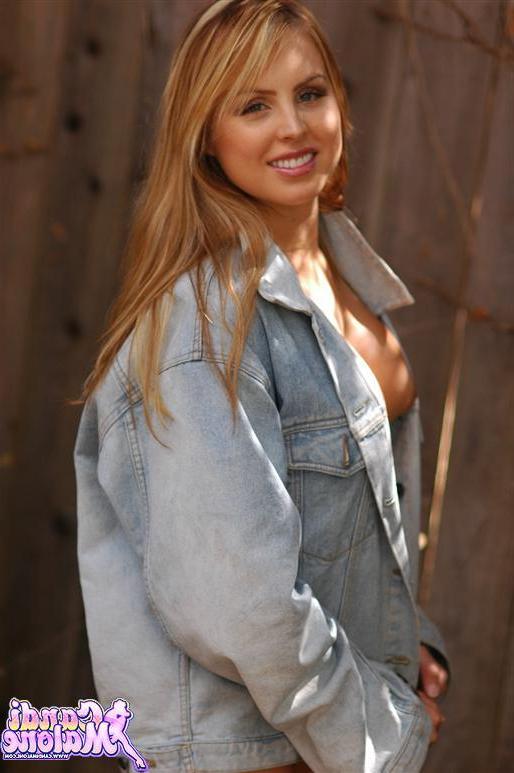 15P Pictures of Candi Malone popping out of a shirt