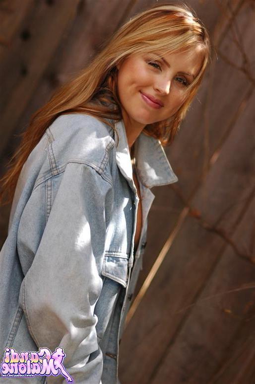 15P Pictures of Candi Malone popping out of a shirt