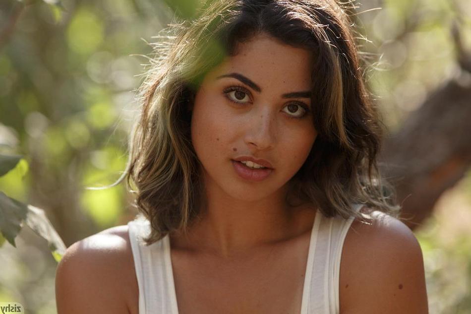 8P Pretty coed Carol Jasabe teases with her beautiful body