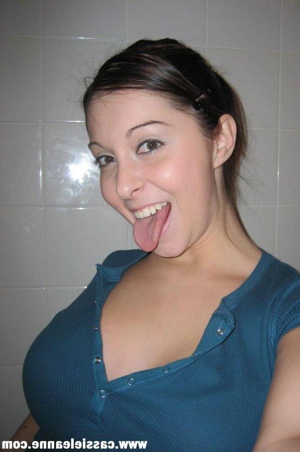 15P Pictures of Cassie Leanne fooling around at a wax museum